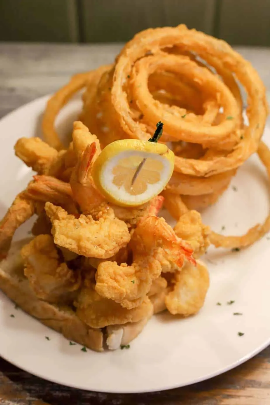 Fried shrimp and onion rings with a lemon wedge